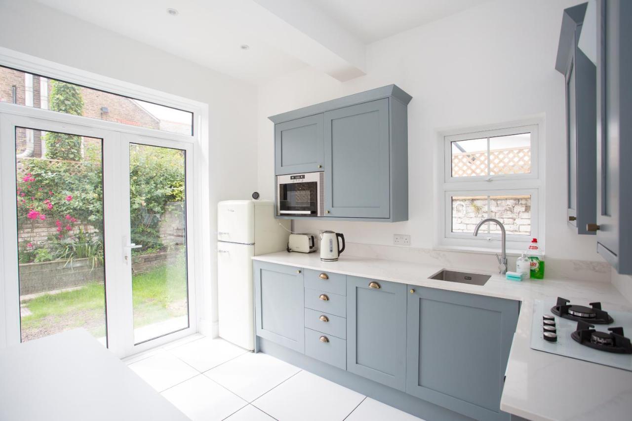Elegant York House - On A Beach Road, Sleeps 12, With Sea Views Worthing Room photo