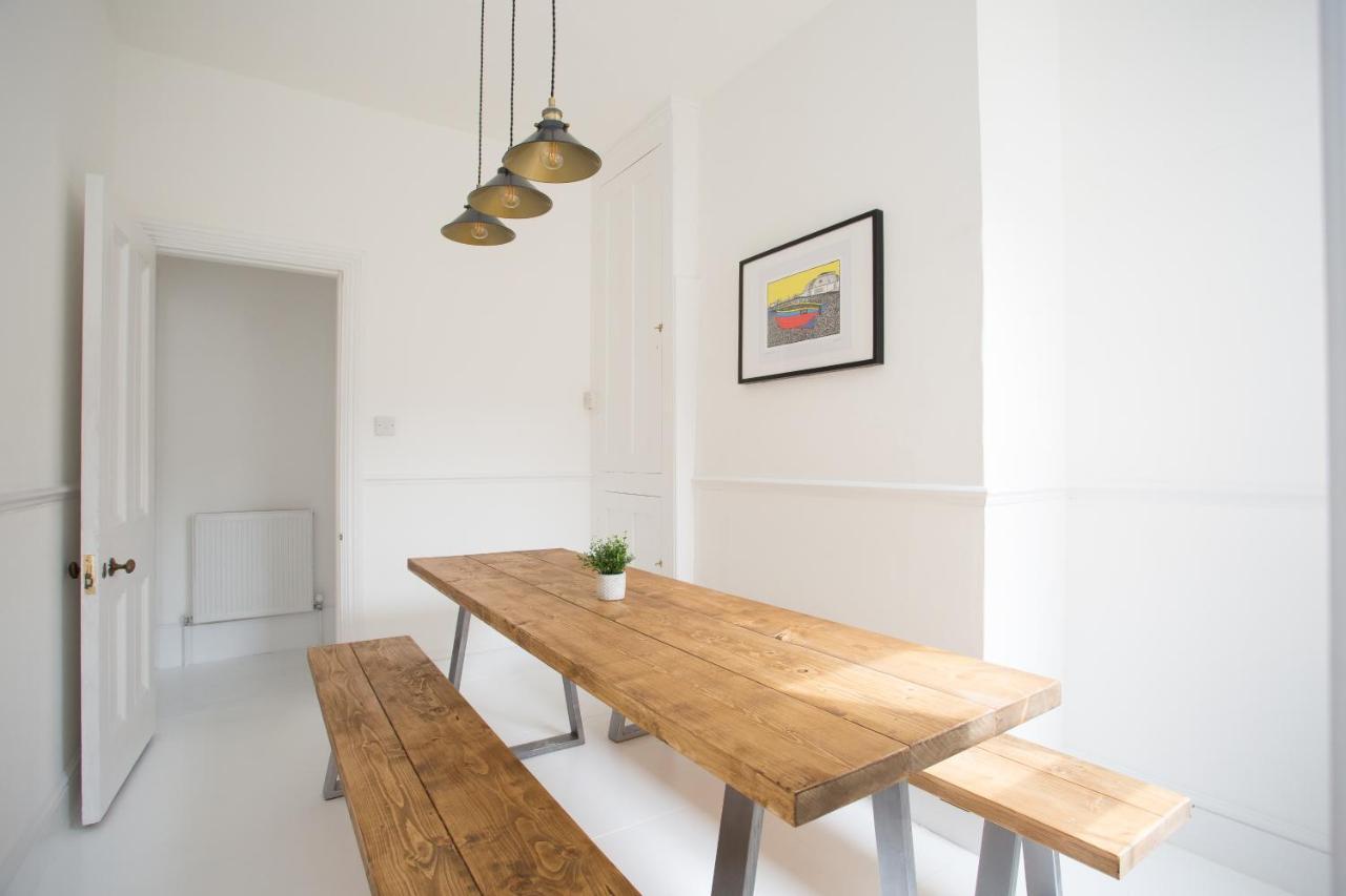 Elegant York House - On A Beach Road, Sleeps 12, With Sea Views Worthing Room photo