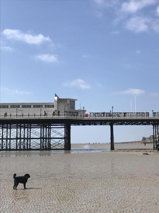 Elegant York House - On A Beach Road, Sleeps 12, With Sea Views Worthing Exterior photo